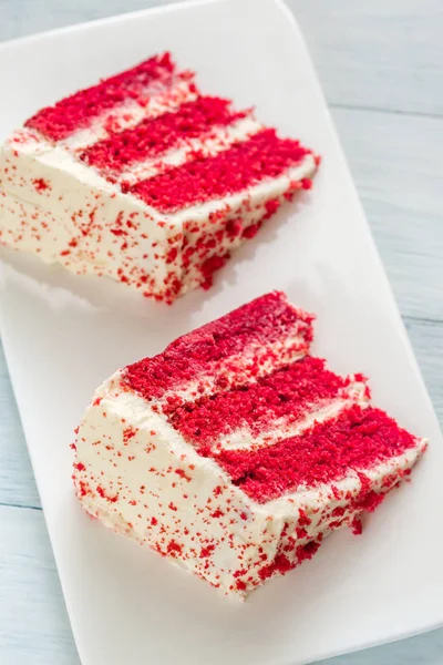 Duas fatias de bolo de veludo vermelho na placa branca — Fotografia de Stock
