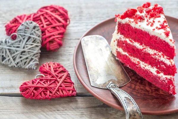 Bolo de veludo vermelho no prato — Fotografia de Stock