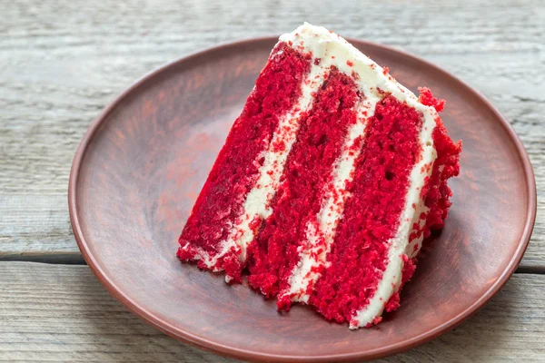 Красный бархатный торт на тарелке — стоковое фото