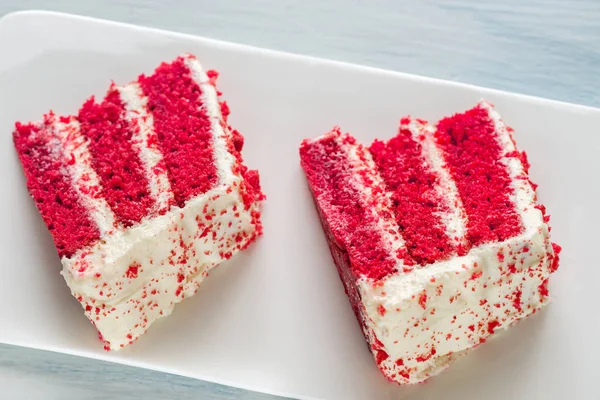 Duas fatias de bolo de veludo vermelho na placa branca — Fotografia de Stock