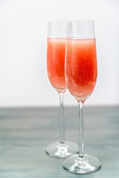 Twee glazen van bellini cocktail — Stockfoto