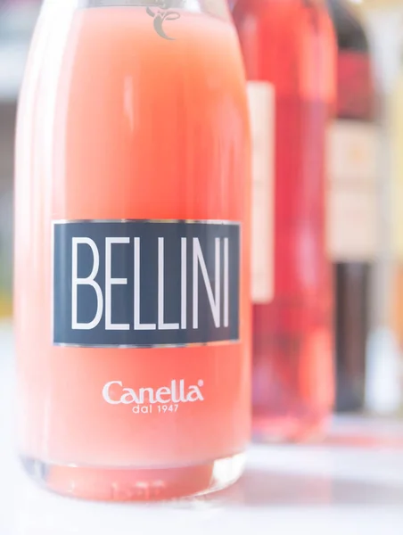 Бутылка коктейля Беллини — стоковое фото