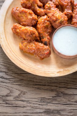 Mavi peynir soslu kızarmış tavuk kanadı