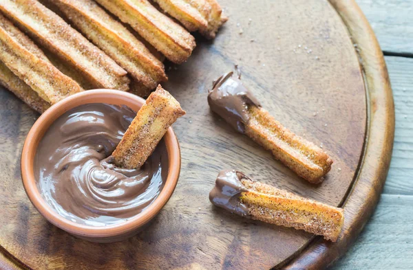 Churros - beroemde Spaanse dessert met chocoladesaus — Stockfoto