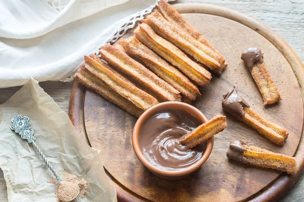 Churros - berömda spanska dessert med choklad sås — Stockfoto