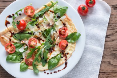 Kiraz domates, İtalyan peynir ve roka ile krep