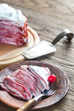 Kırmızı kadife krep pasta üzerinde ahşap masa bölümü