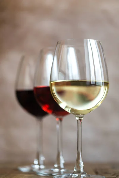 Окуляри червоного, рожевого та білого вина — стокове фото
