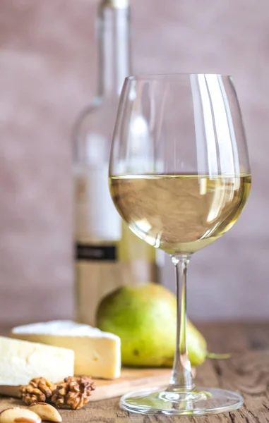 Copo de vinho branco com queijo e nozes — Fotografia de Stock