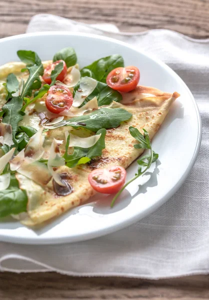 Crepes com tomate cereja, queijo italiano e rúcula — Fotografia de Stock