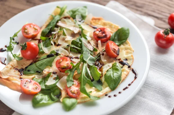 Crepes with cherry tomatoes, italian cheese and arugula — Stock Photo, Image