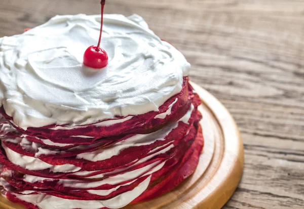 Rode fluwelen crêpe taart op het houten bord — Stockfoto