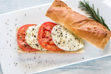 Sandviç dilimlenmiş taze domates ve mozzarella ile