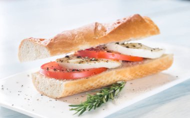 Sandviç dilimlenmiş taze domates ve mozzarella ile