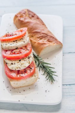 Sandviç dilimlenmiş taze domates ve mozzarella ile