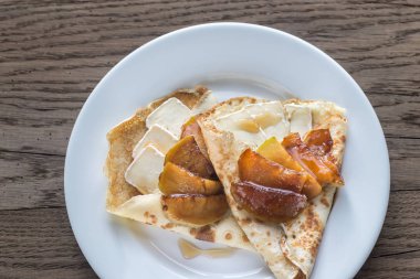 Krep brie ve karamelize elma dilim ile