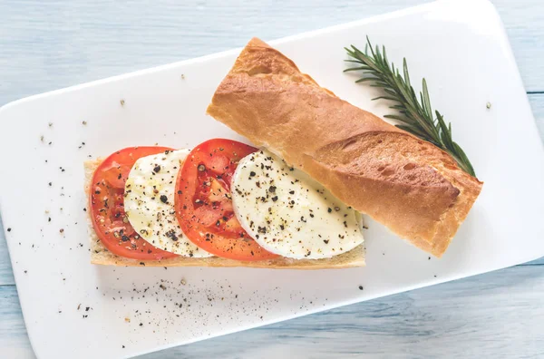 Sandviç dilimlenmiş taze domates ve mozzarella ile — Stok fotoğraf