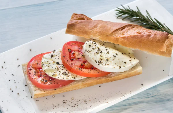 Sandwich with sliced fresh tomatoes and mozzarella — Stock Photo, Image