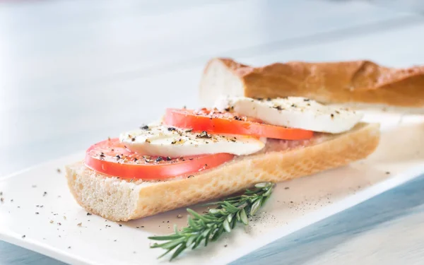 Sandwich with sliced fresh tomatoes and mozzarella — Stock Photo, Image