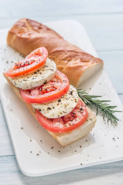 Sandwich with sliced fresh tomatoes and mozzarella — Stock Photo, Image