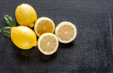 Koyu ahşap arka plan üzerinde taze limon