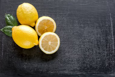 Koyu ahşap arka plan üzerinde taze limon