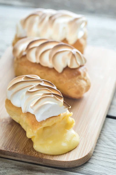 Eclairs met lemon curd en meringue — Stockfoto