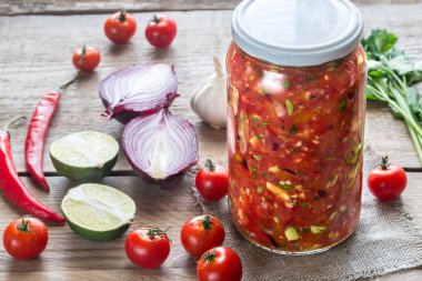 Kavanoz malzemelerle salsa