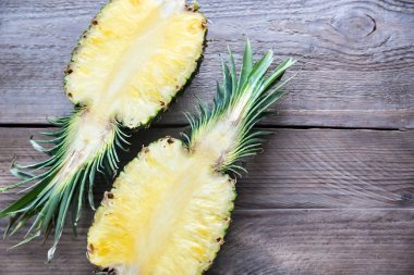 Ahşap arka plan üzerinde ananas: kesit
