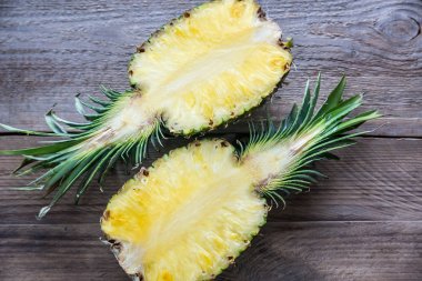 Ahşap arka plan üzerinde ananas: kesit