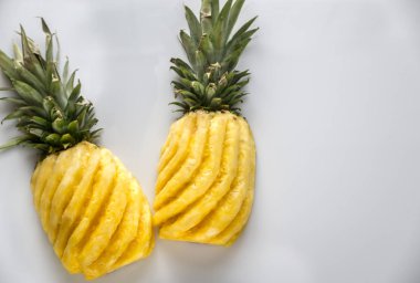 Beyaz arka plan üzerinde ananas: kesit