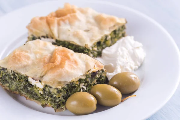 Porción de Spanakopita - Pastel griego de espinacas — Foto de Stock