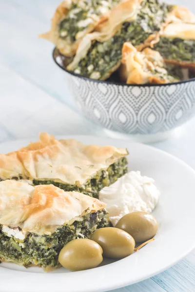 Porción de Spanakopita - Pastel griego de espinacas — Foto de Stock