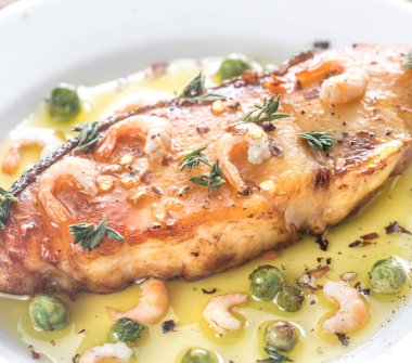 Kızarmış Balık karides ve bezelye ile