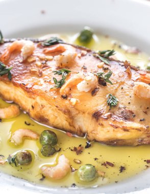 Kızarmış Balık karides ve bezelye ile