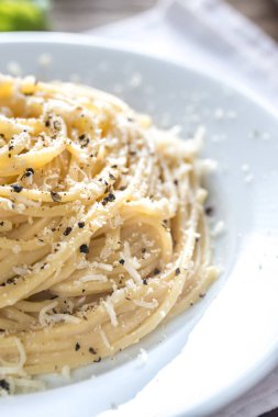 CF. cacio e Pepe - spagetti peynir ve biber ile