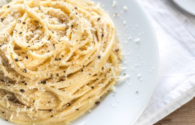 CF. cacio e Pepe - spagetti peynir ve biber ile