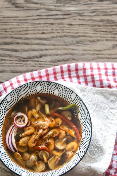 Чашка тайского супа.
