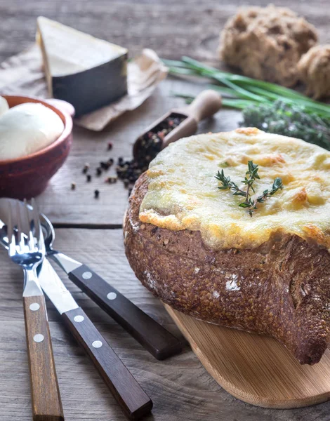 Cheesy gevulde brood — Stockfoto