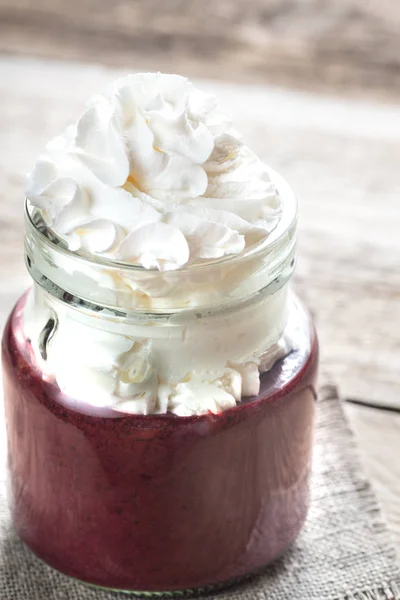 Batido de arándano con crema batida —  Fotos de Stock