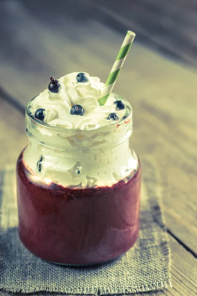 Blåbär smoothie med vispad grädde — Stockfoto