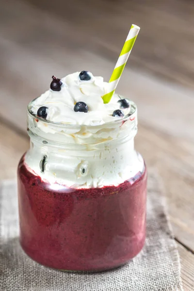 Batido de arándano con crema batida —  Fotos de Stock