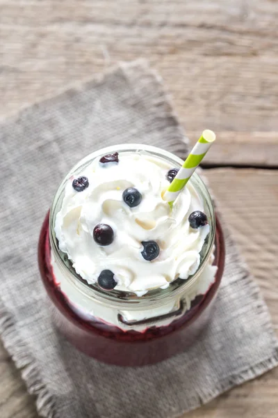 Smoothie de mirtilo com chantilly — Fotografia de Stock