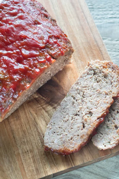 Pão de carne coberto com molho de tomate — Fotografia de Stock