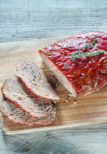 Мясной рулет, покрытый томатным соусом — стоковое фото