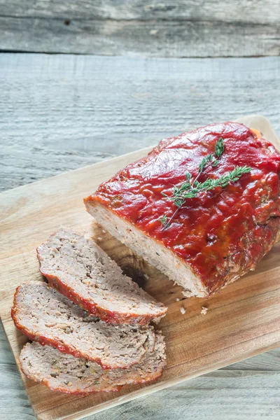 Мясной рулет, покрытый томатным соусом — стоковое фото