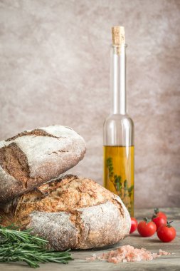 Somun ekmek domates ve taze biberiye