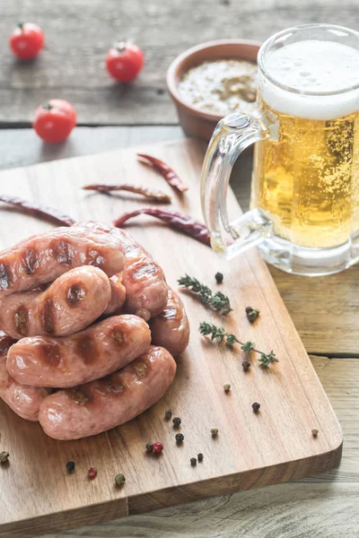 Embutidos a la parrilla con jarra de cerveza —  Fotos de Stock