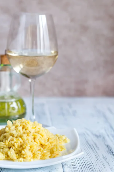 Porção de risoto com copo de vinho branco — Fotografia de Stock