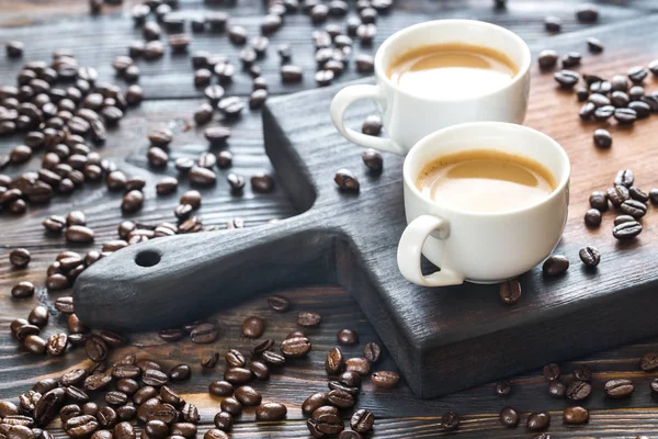 Duas xícaras de café com grãos de café — Fotografia de Stock